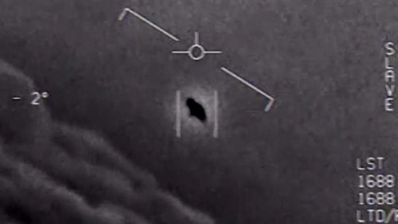 美国 50 年来首次披露 UFO 影像：形似球体和金字塔，从驾驶舱外快速飞过